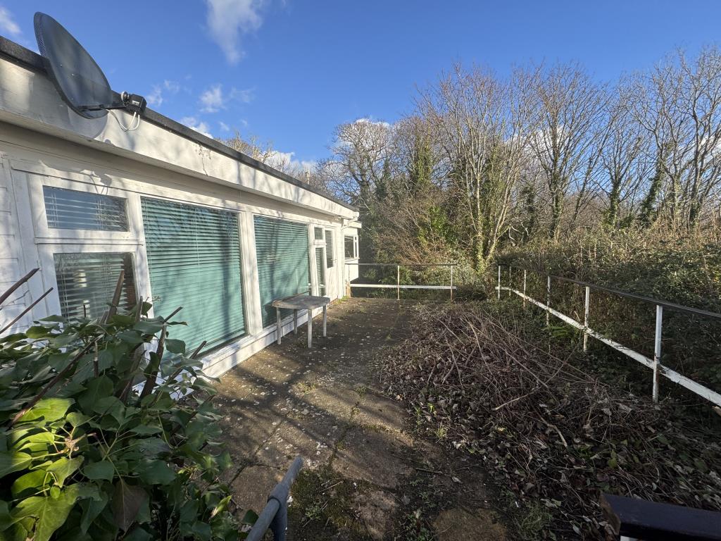 Lot: 166 - DETACHED HOUSE FOR IMPROVEMENT WITH SEA VIEWS IN A POPULAR CUL-DE-SAC LOCATION - The Balcony on the South Side